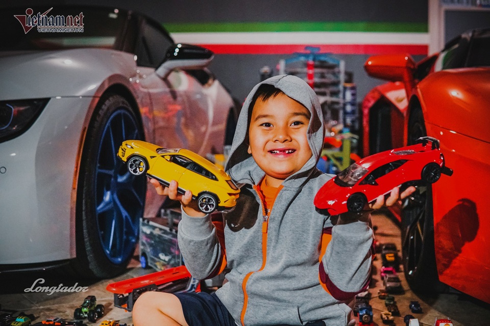 Cậu bé người Việt sở hữu 7.000 siêu xe gần tỷ đồng - 2 Cậu bé người Việt sở hữu 7.000 siêu xe gần tỷ đồng - 2