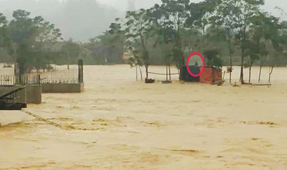 Cứu sống 2 công nhân bị mắc kẹt giữa dòng nước lũ - 1