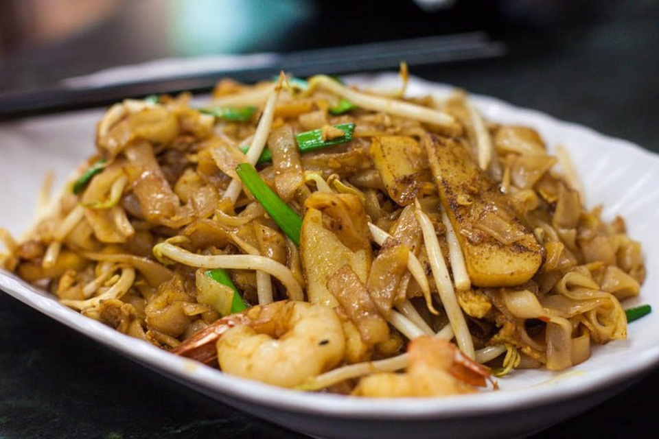 Cựu tiếp viên hàng không bán đồ ăn hút khách nườm nượp vì... đẹp trai - 3 Cựu tiếp viên hàng không bán đồ ăn hút khách nườm nượp vì... đẹp trai - 3