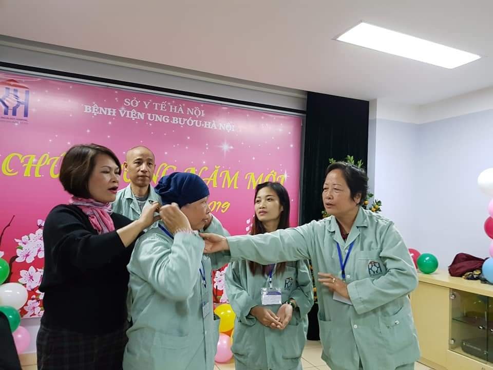 Người phụ nữ cụt chân với hành trình phi thường 11 năm chiến thắng ung thư vú - 2 Người phụ nữ cụt chân với hành trình phi thường 11 năm chiến thắng ung thư vú - 2