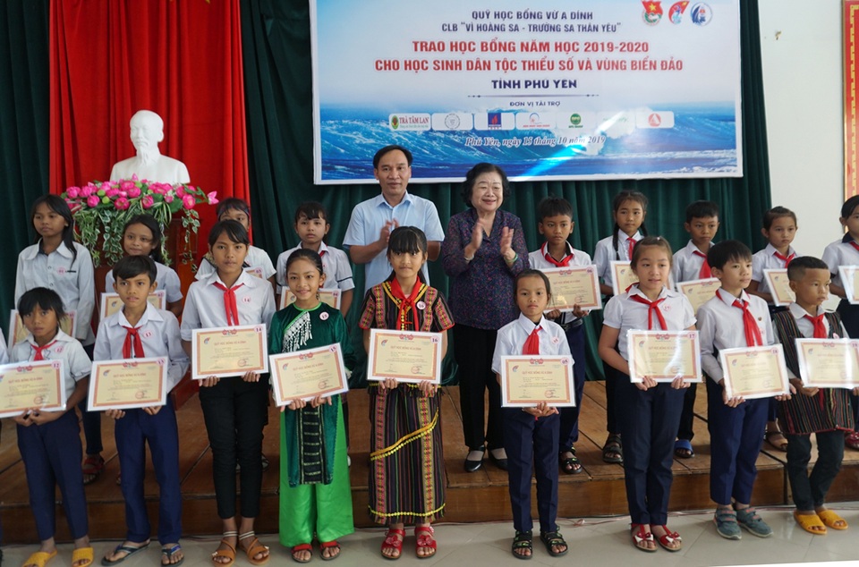 Trao 110 suất học bổng cho học sinh nghèo hiếu học ở Phú Yên - 2 Trao 110 suất học bổng cho học sinh nghèo hiếu học ở Phú Yên - 2