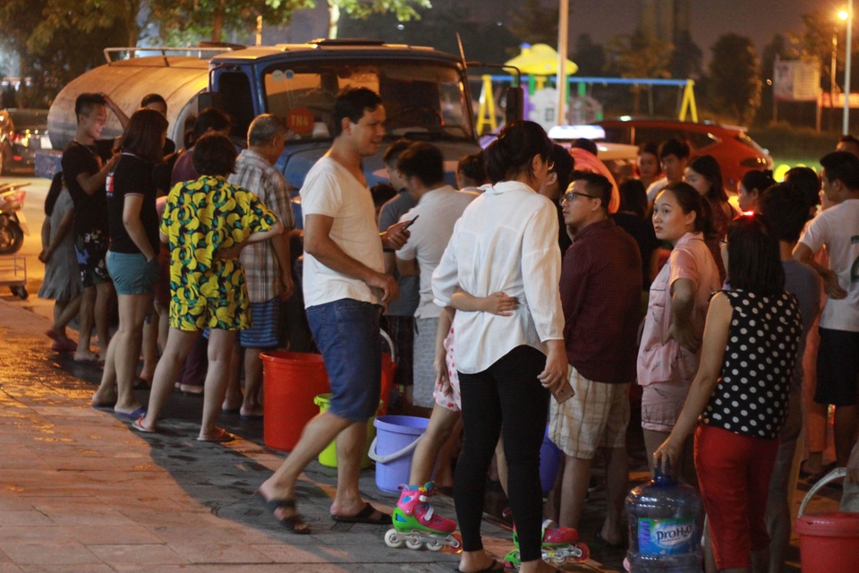 Người dân Hà Nội mang xô chậu, xếp hàng lúc nửa đêm lấy nước sạch miễn phí - 2 Người dân Hà Nội mang xô chậu, xếp hàng lúc nửa đêm lấy nước sạch miễn phí - 2
