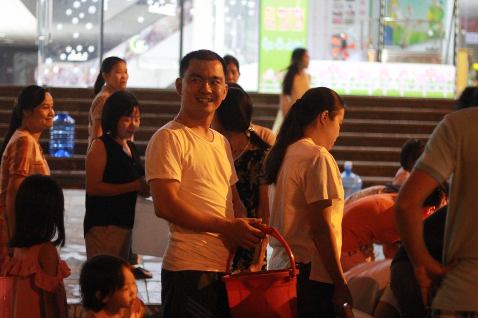 Người dân Hà Nội mang xô chậu, xếp hàng lúc nửa đêm lấy nước sạch miễn phí - 4 Người dân Hà Nội mang xô chậu, xếp hàng lúc nửa đêm lấy nước sạch miễn phí - 4