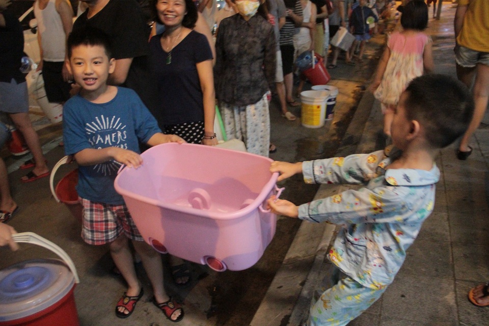 Người dân Hà Nội mang xô chậu, xếp hàng lúc nửa đêm lấy nước sạch miễn phí - 7 Người dân Hà Nội mang xô chậu, xếp hàng lúc nửa đêm lấy nước sạch miễn phí - 7