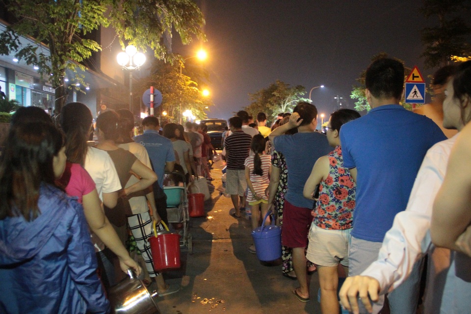 Dân Hà Nội xếp hàng từ đêm khuya, lấy cả nước từ... bể bơi về dùng - 5 Dân Hà Nội xếp hàng từ đêm khuya, lấy cả nước từ... bể bơi về dùng - 5