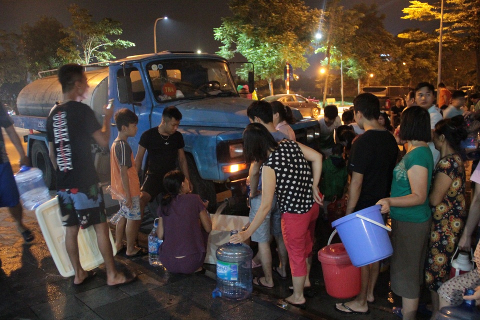 Người dân Hà Nội mang xô chậu, xếp hàng lúc nửa đêm lấy nước sạch miễn phí - 3 Người dân Hà Nội mang xô chậu, xếp hàng lúc nửa đêm lấy nước sạch miễn phí - 3
