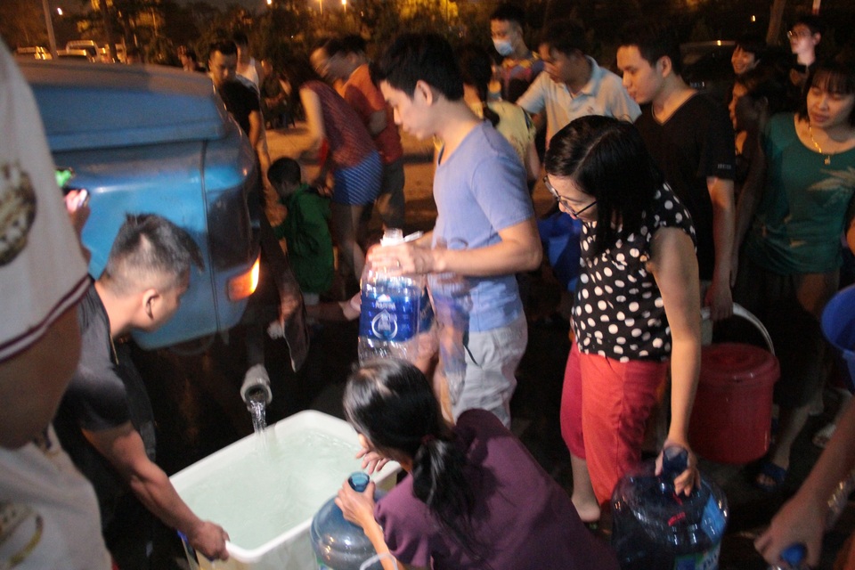 Dân Hà Nội xếp hàng từ đêm khuya, lấy cả nước từ... bể bơi về dùng - 6 Dân Hà Nội xếp hàng từ đêm khuya, lấy cả nước từ... bể bơi về dùng - 6