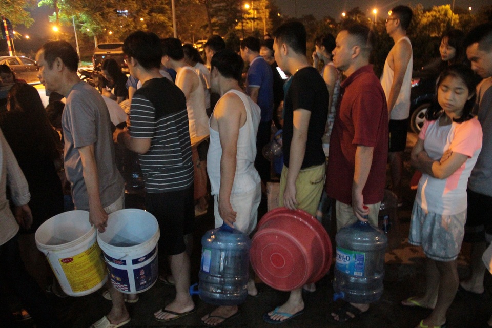 Người dân Hà Nội mang xô chậu, xếp hàng lúc nửa đêm lấy nước sạch miễn phí - 14 Người dân Hà Nội mang xô chậu, xếp hàng lúc nửa đêm lấy nước sạch miễn phí - 14