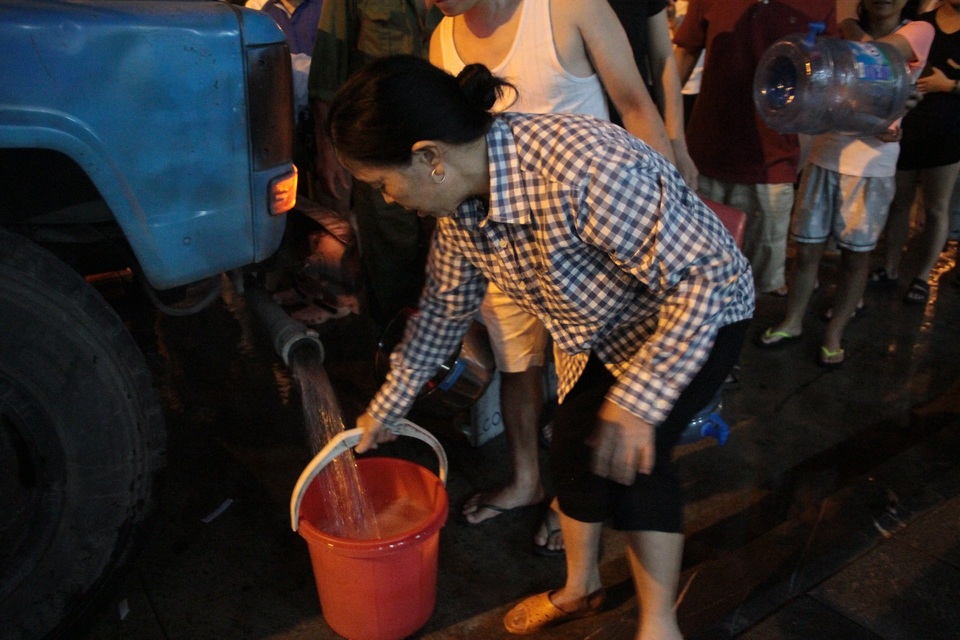Người dân Hà Nội mang xô chậu, xếp hàng lúc nửa đêm lấy nước sạch miễn phí - 9 Người dân Hà Nội mang xô chậu, xếp hàng lúc nửa đêm lấy nước sạch miễn phí - 9