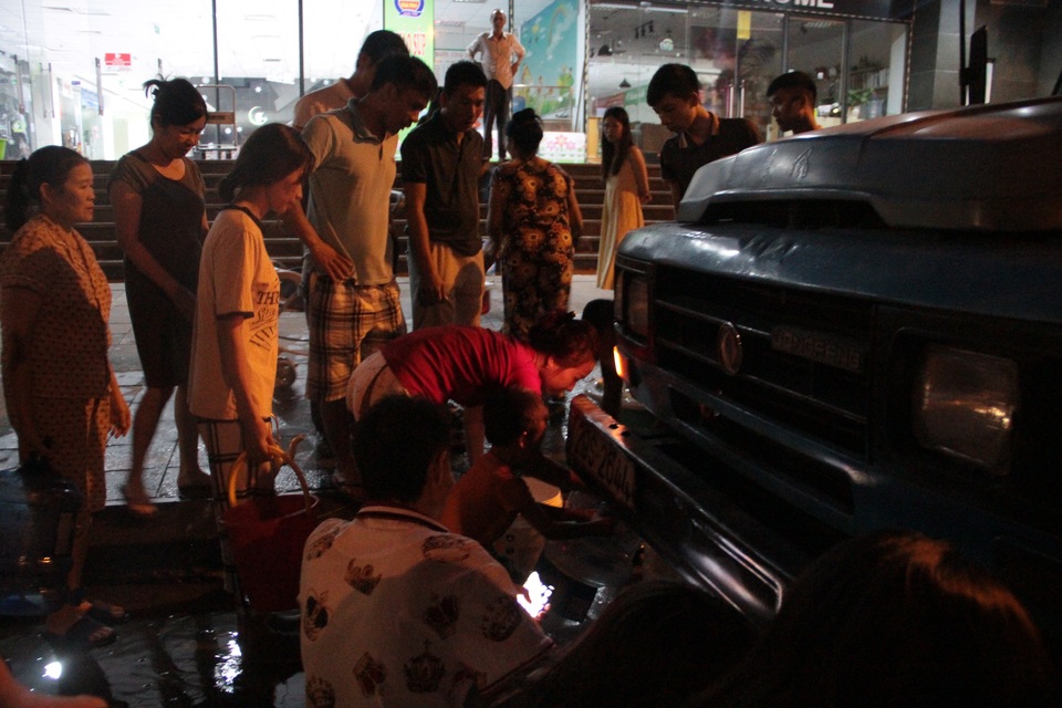 Người dân Hà Nội mang xô chậu, xếp hàng lúc nửa đêm lấy nước sạch miễn phí - 12 Người dân Hà Nội mang xô chậu, xếp hàng lúc nửa đêm lấy nước sạch miễn phí - 12