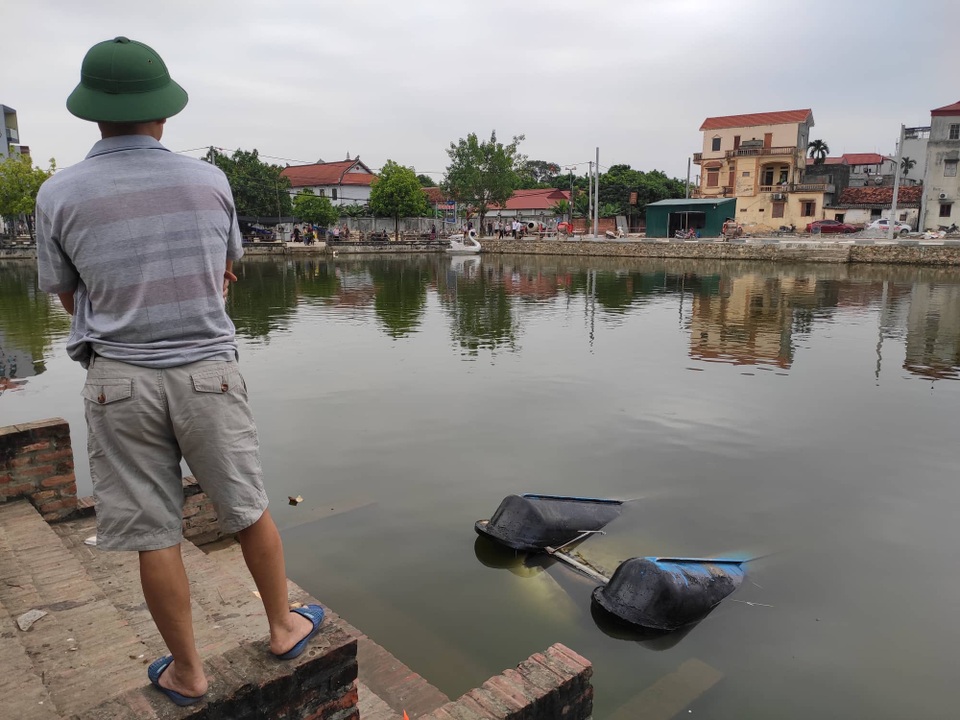 Vụ lật thuyền khiến 2 bé gái tử vong: Kinh doanh thuyền đạp vịt trái phép - 1 Vụ lật thuyền khiến 2 bé gái tử vong: Kinh doanh thuyền đạp vịt trái phép - 1