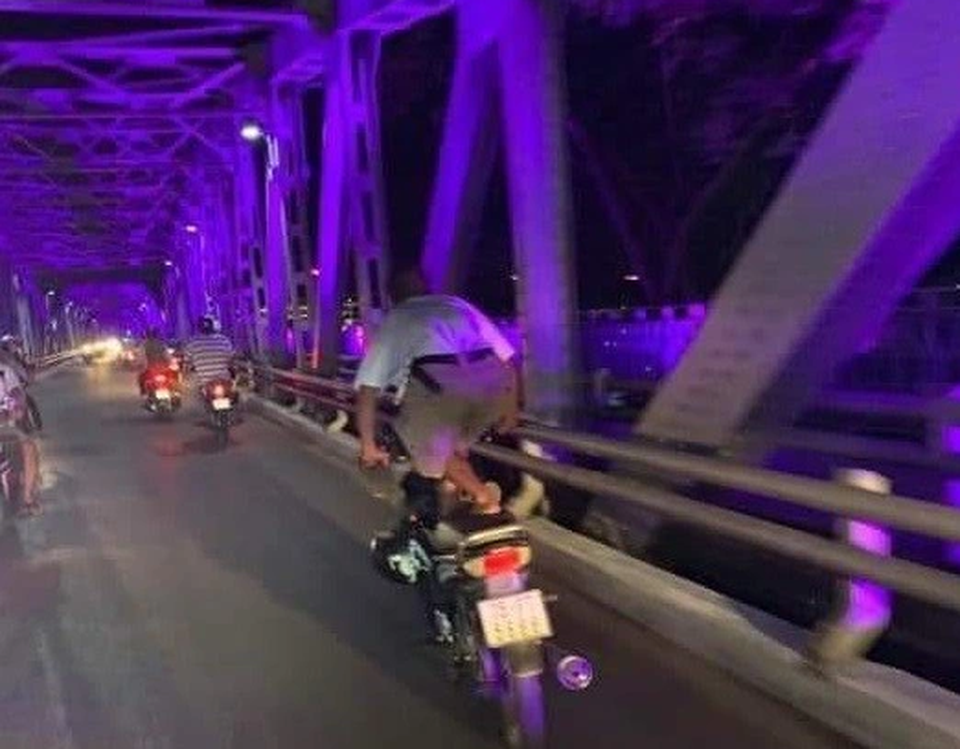 Người đàn ông liên tục đứng lái xe máy, CSGT không thể xử phạt? - 2 Người đàn ông liên tục đứng lái xe máy, CSGT không thể xử phạt? - 2
