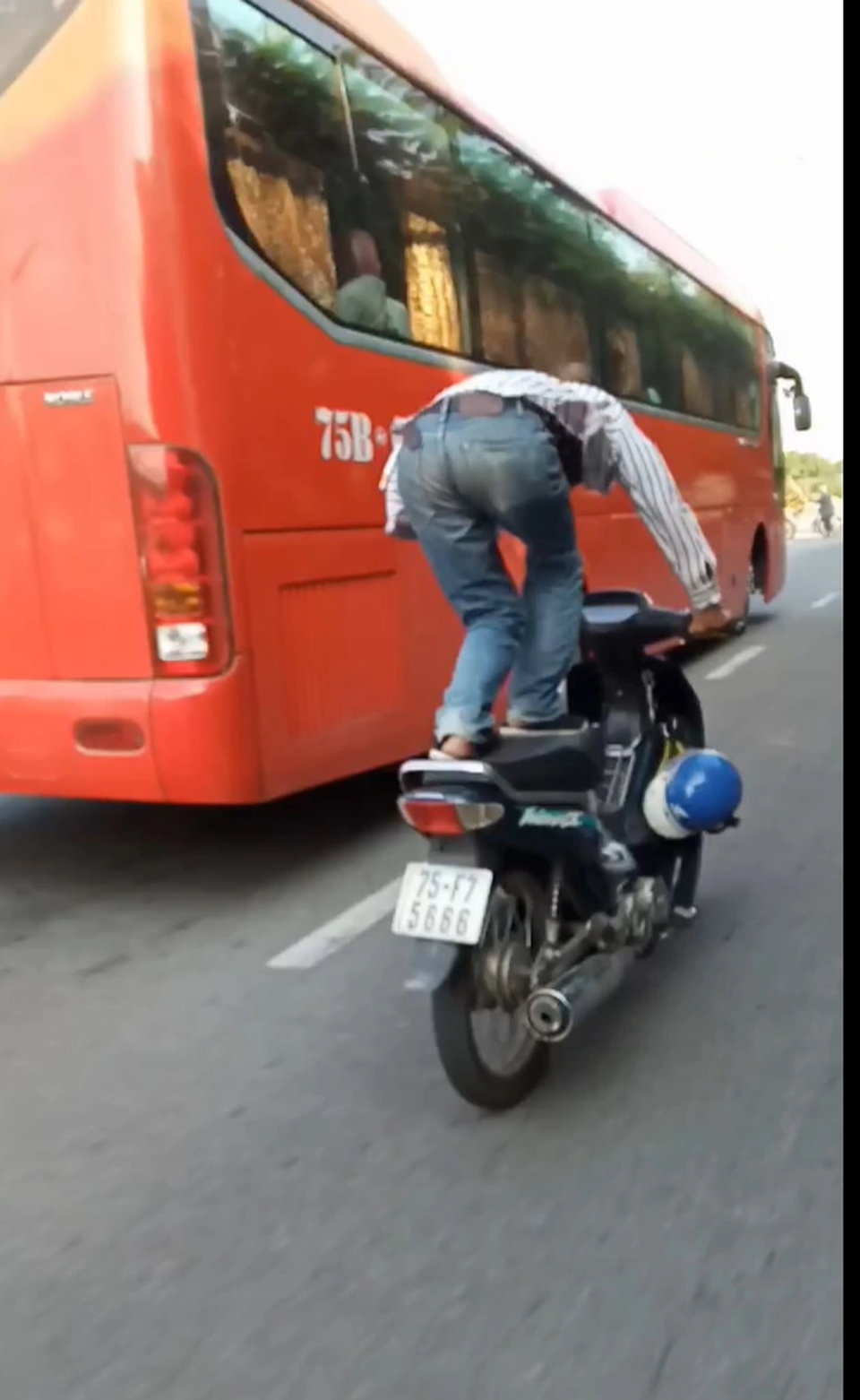 Người đàn ông liên tục đứng lái xe máy, CSGT không thể xử phạt? - 1 Người đàn ông liên tục đứng lái xe máy, CSGT không thể xử phạt? - 1