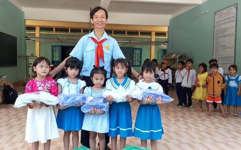 Thầy giáo bán nhang giúp đỡ học sinh khó khăn