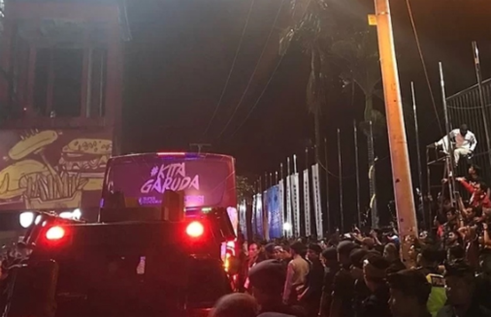 Thua tuyển Việt Nam, cổ động viên Indonesia chặn xe, đòi sa thải HLV McMenemy - 1 Thua tuyển Việt Nam, cổ động viên Indonesia chặn xe, đòi sa thải HLV McMenemy - 1