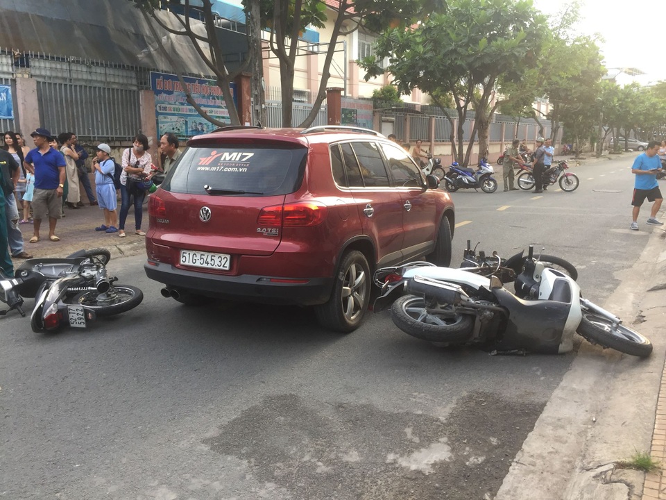 Người phụ nữ lái ô tô tông nhiều xe máy trước cổng trường tiểu học - 1 Người phụ nữ lái ô tô tông nhiều xe máy trước cổng trường tiểu học - 1
