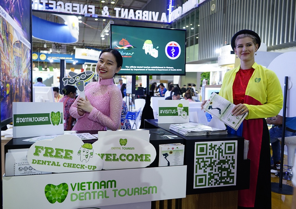 Không thể tin ấn phẩm có đường lưỡi bò xuất hiện tại hội chợ du lịch quốc tế - 2