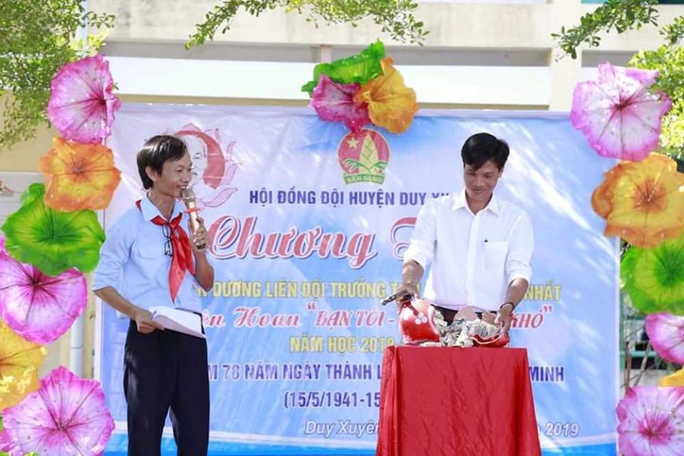 Thầy giáo bán nhang giúp đỡ học sinh khó khăn