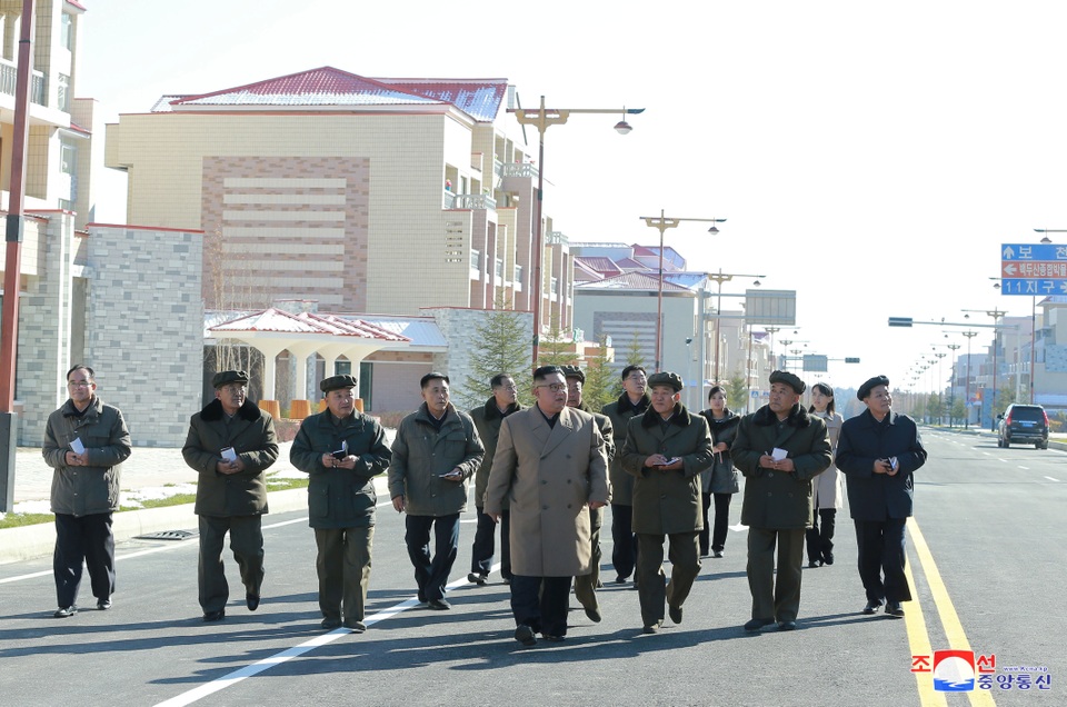 Ông Kim Jong-un cưỡi bạch mã lên đỉnh núi thiêng - 5 Ông Kim Jong-un cưỡi bạch mã lên đỉnh núi thiêng - 5