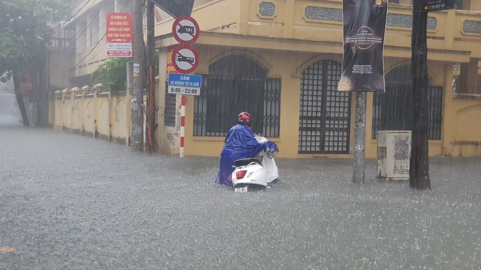 Mưa như trút, nước dâng cao cả mét, thành Vinh thất thủ - 1 Mưa như trút, nước dâng cao cả mét, thành Vinh thất thủ - 1