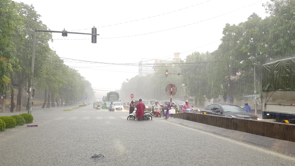 Mưa như trút, nước dâng cao cả mét, thành Vinh thất thủ - 7 Mưa như trút, nước dâng cao cả mét, thành Vinh thất thủ - 7