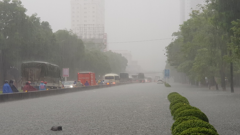 Mưa như trút, nước dâng cao cả mét, thành Vinh thất thủ - 12 Mưa như trút, nước dâng cao cả mét, thành Vinh thất thủ - 12