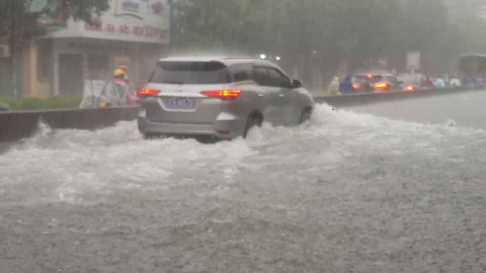 Mưa như trút, nước dâng cao cả mét, thành Vinh thất thủ - 3 Mưa như trút, nước dâng cao cả mét, thành Vinh thất thủ - 3