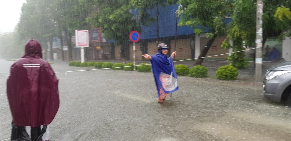 Mưa như trút, nước dâng cao cả mét, thành Vinh thất thủ - 6 Mưa như trút, nước dâng cao cả mét, thành Vinh thất thủ - 6