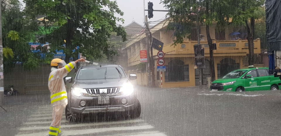 Mưa như trút, nước dâng cao cả mét, thành Vinh thất thủ - 8 Mưa như trút, nước dâng cao cả mét, thành Vinh thất thủ - 8