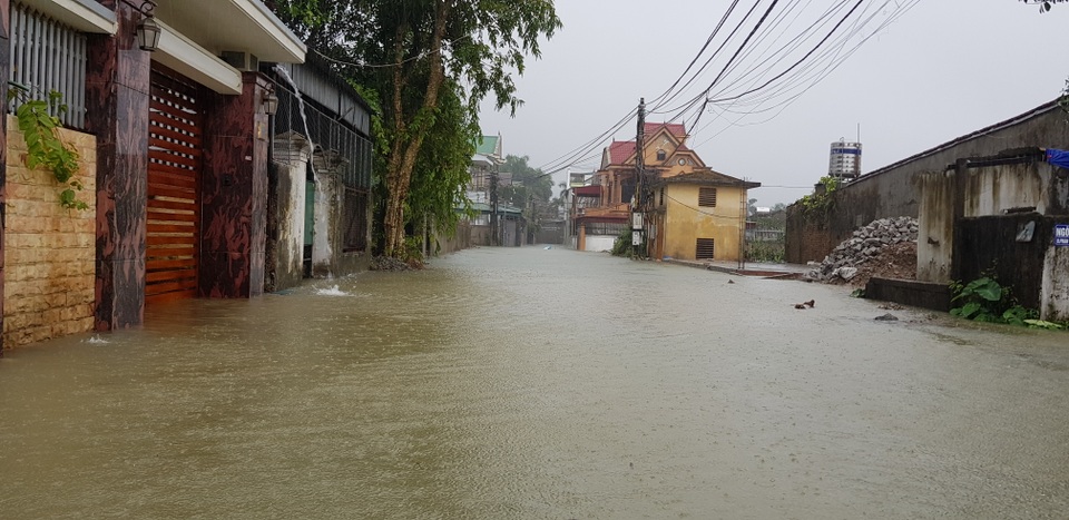 40 năm qua chưa từng chứng kiến trận ngập lụt kinh hoàng như thế - 1