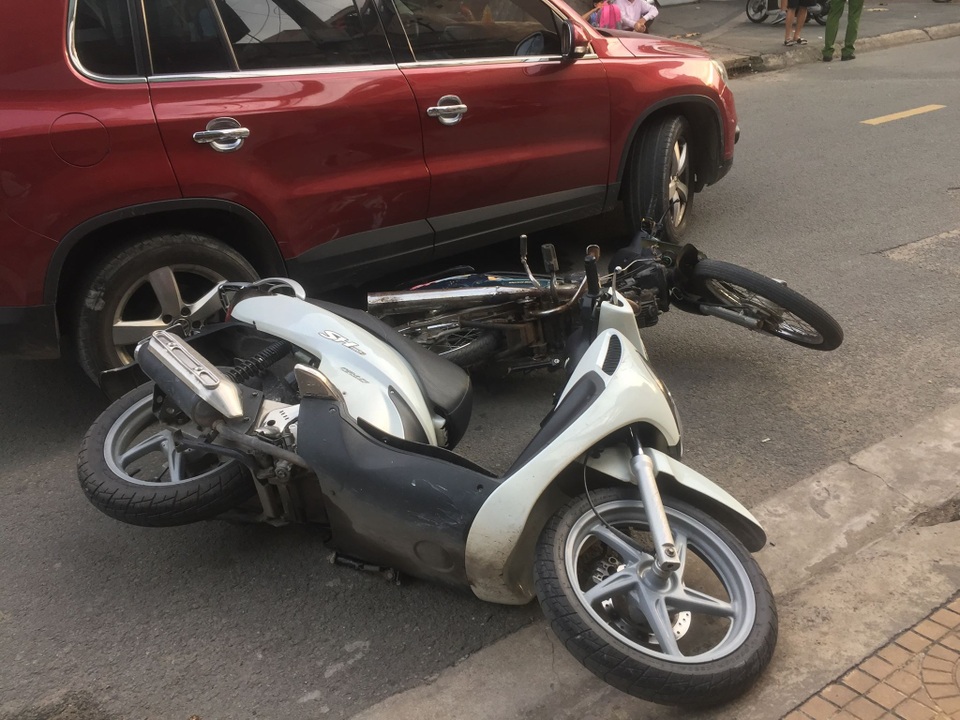 Người phụ nữ lái ô tô tông nhiều xe máy trước cổng trường tiểu học - 2 Người phụ nữ lái ô tô tông nhiều xe máy trước cổng trường tiểu học - 2