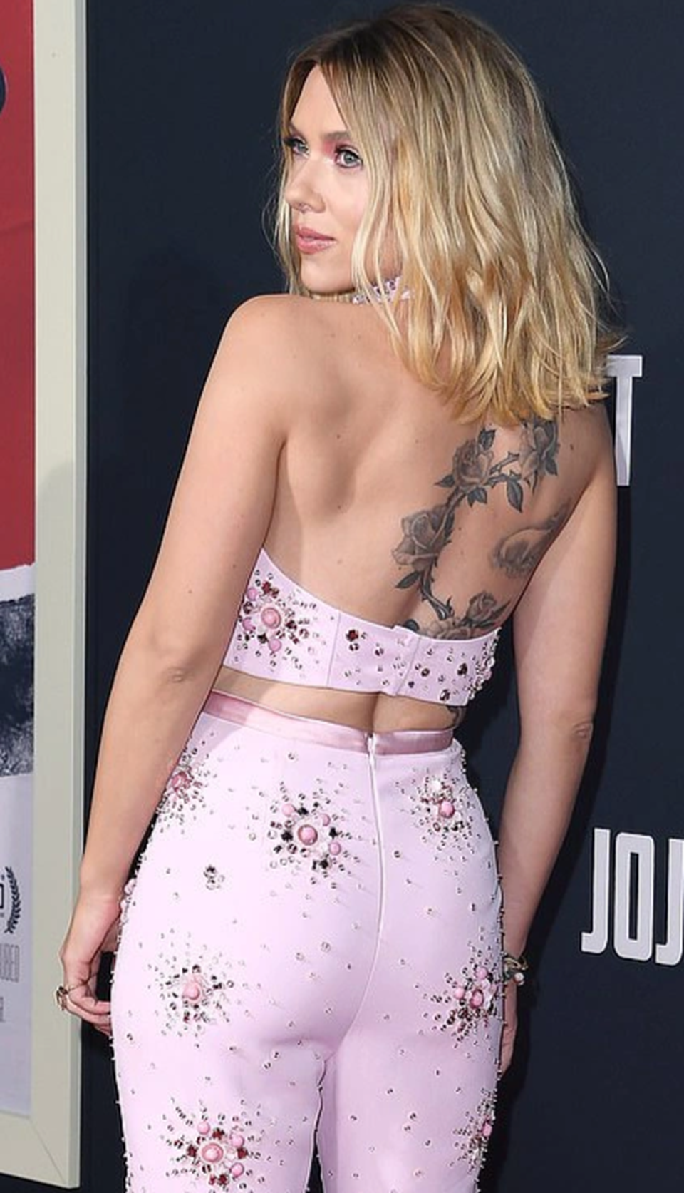 Scarlett Johansson lộ hình xăm khủng - 3 Scarlett Johansson lộ hình xăm khủng - 3