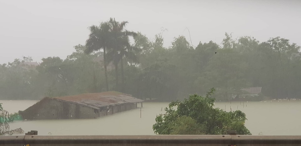 Mưa như trút, nước dâng cao cả mét, thành Vinh thất thủ - 13 Mưa như trút, nước dâng cao cả mét, thành Vinh thất thủ - 13