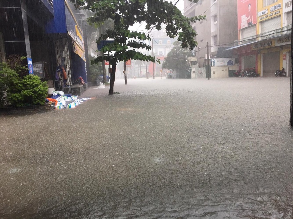 Mưa như trút, nước dâng cao cả mét, thành Vinh thất thủ - 10 Mưa như trút, nước dâng cao cả mét, thành Vinh thất thủ - 10