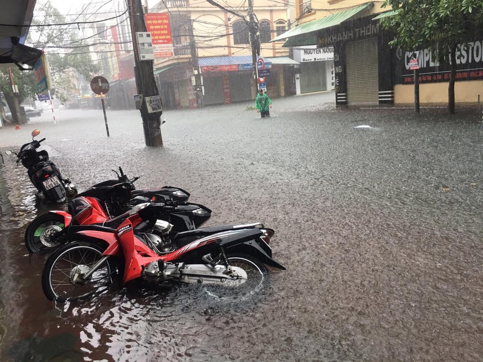 Mưa như trút, nước dâng cao cả mét, thành Vinh thất thủ - 11 Mưa như trút, nước dâng cao cả mét, thành Vinh thất thủ - 11