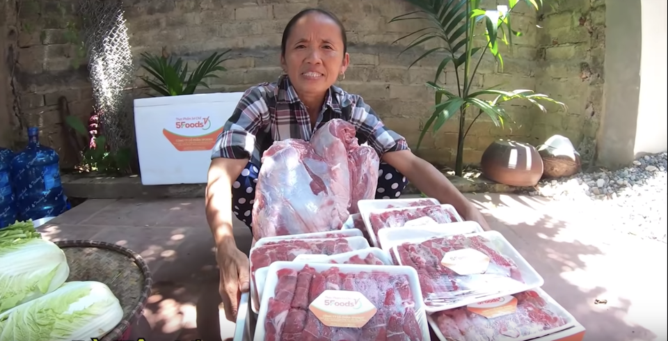 Bà Tân Vlog liên tục bị ném đá, lượt xem sụt giảm mạnh - 1 Bà Tân Vlog liên tục bị ném đá, lượt xem sụt giảm mạnh - 1