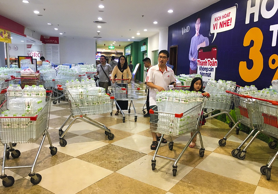 Hà Nội: Người dân ùn ùn đi mua nước đóng chai ở siêu thị - 13 Hà Nội: Người dân ùn ùn đi mua nước đóng chai ở siêu thị - 13