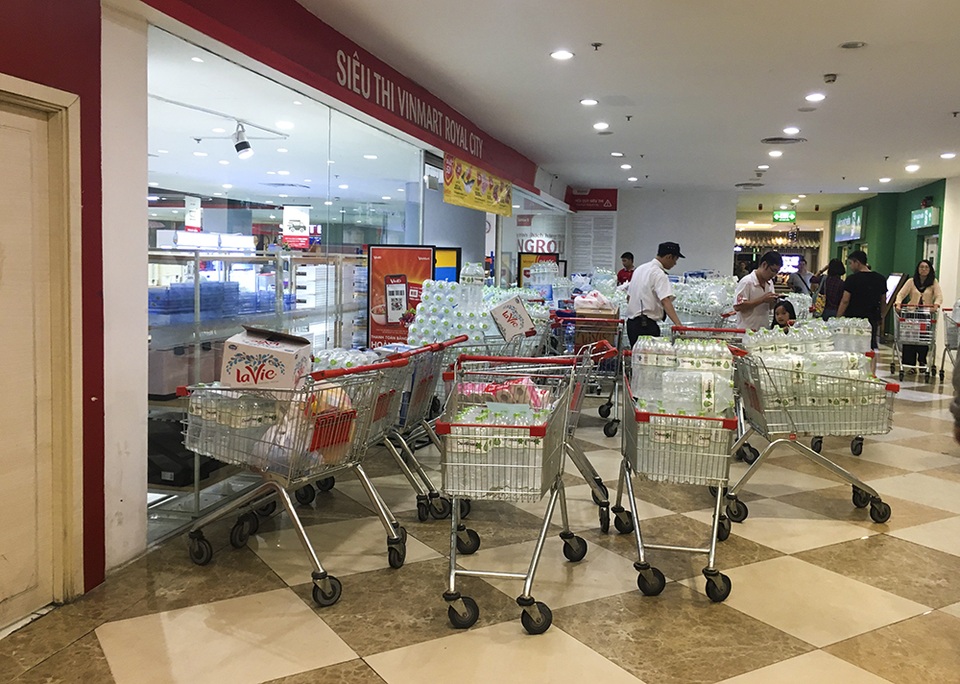 Hà Nội: Người dân ùn ùn đi mua nước đóng chai ở siêu thị - 1 Hà Nội: Người dân ùn ùn đi mua nước đóng chai ở siêu thị - 1