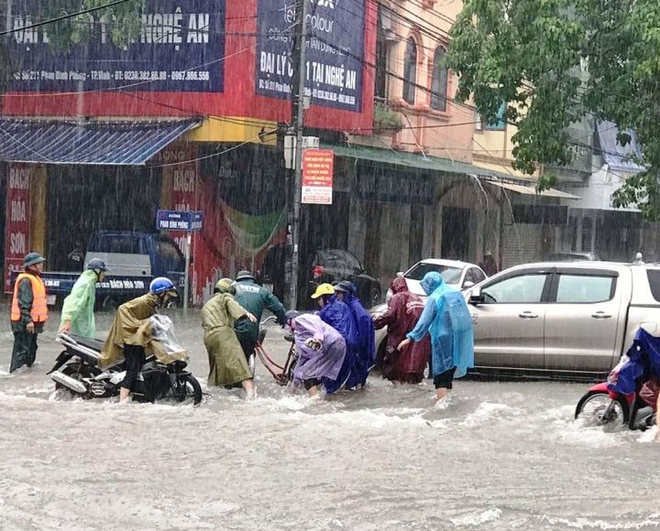 Huy động 80 cán bộ chiến sĩ công an giúp dân vượt lũ - 2 Huy động 80 cán bộ chiến sĩ công an giúp dân vượt lũ - 2