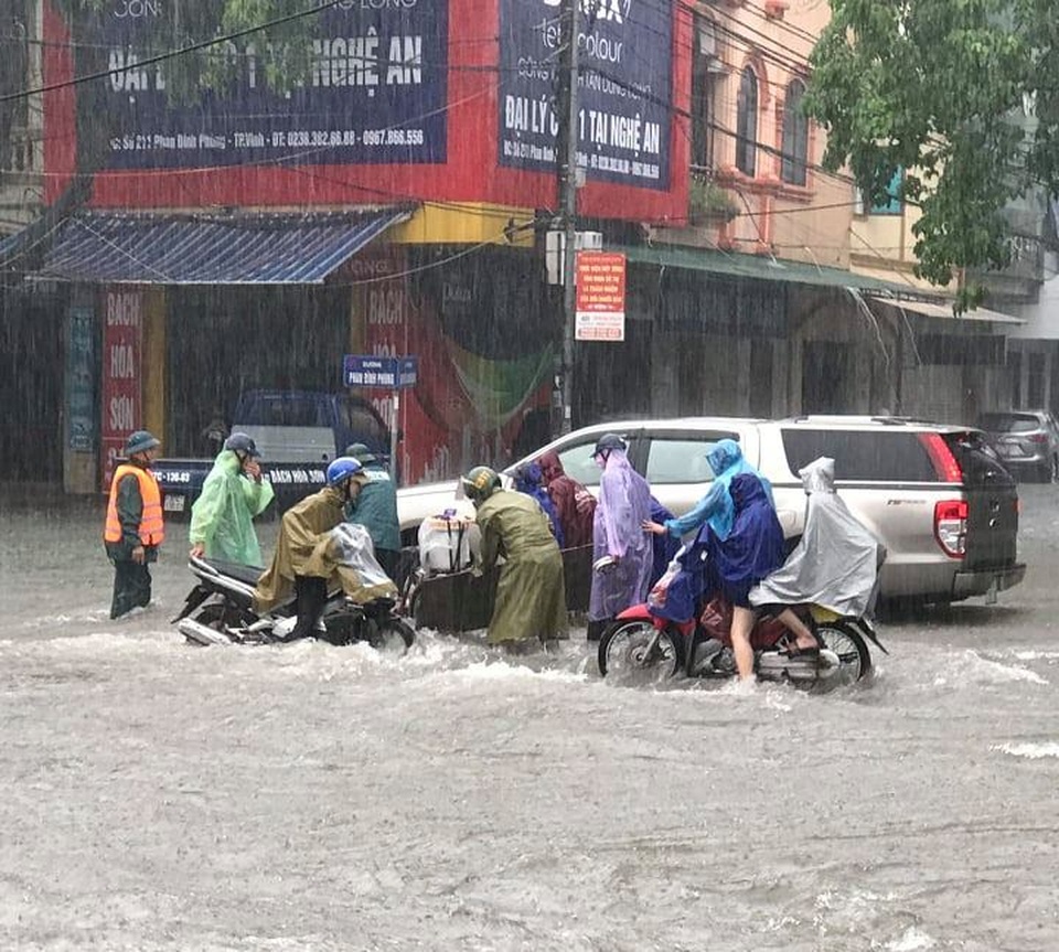 Huy động 80 cán bộ chiến sĩ công an giúp dân vượt lũ - 4 Huy động 80 cán bộ chiến sĩ công an giúp dân vượt lũ - 4