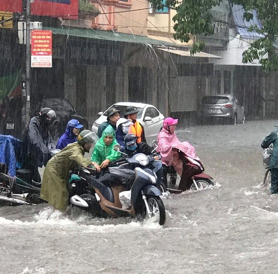 Huy động 80 cán bộ chiến sĩ công an giúp dân vượt lũ - 6 Huy động 80 cán bộ chiến sĩ công an giúp dân vượt lũ - 6