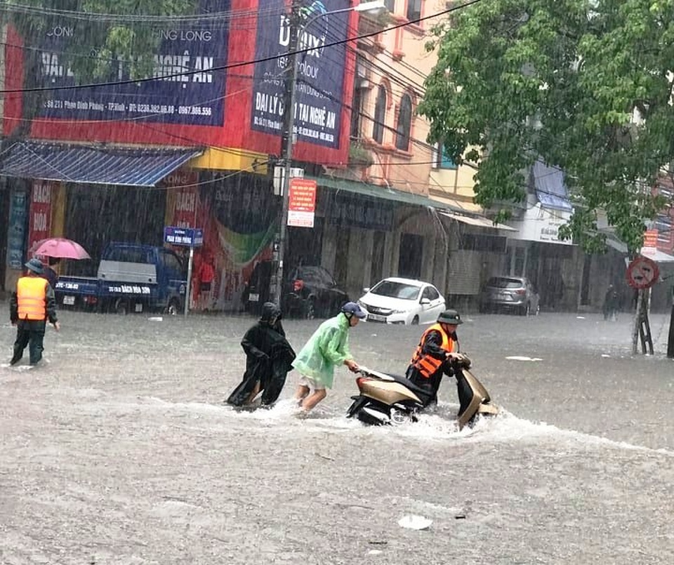 Huy động 80 cán bộ chiến sĩ công an giúp dân vượt lũ - 8 Huy động 80 cán bộ chiến sĩ công an giúp dân vượt lũ - 8