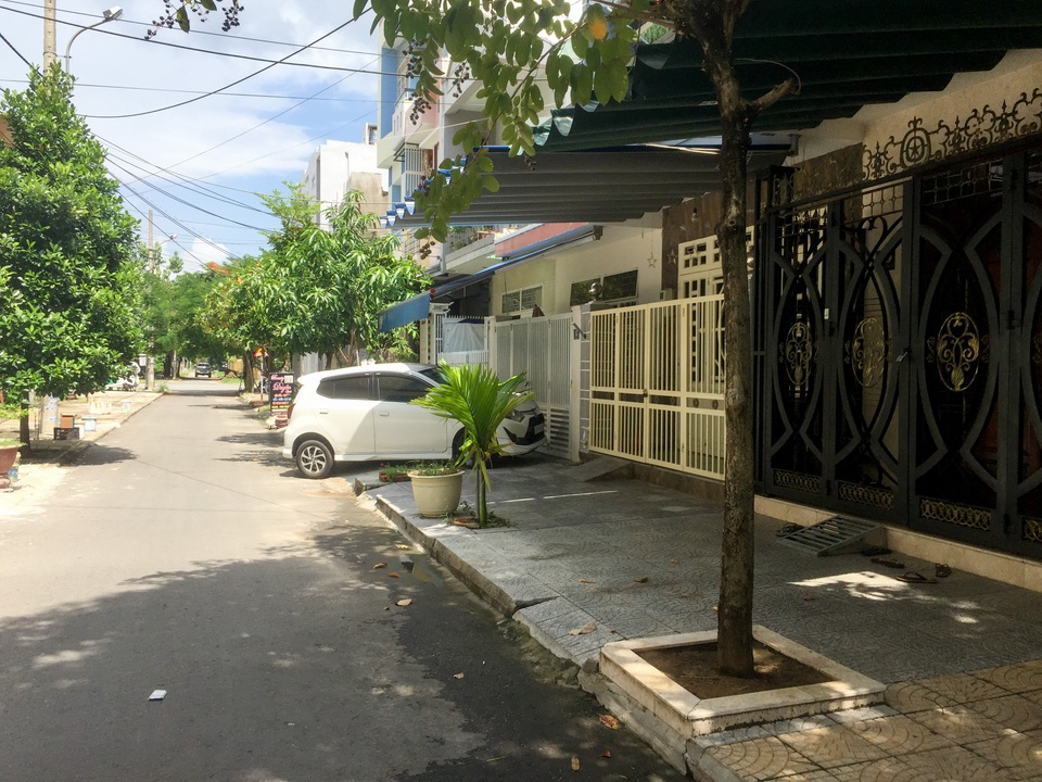 Nhiều tuyến đường nhỏ hẹp trong khu dân cư gây khó khăn cho người dân tại Đà Nẵng - 1 Nhiều tuyến đường nhỏ hẹp trong khu dân cư gây khó khăn cho người dân tại Đà Nẵng - 1