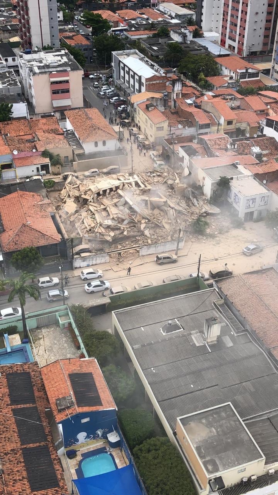 Khoảnh khắc tòa nhà Brazil đổ sập, nhiều người kẹt trong đống đổ nát - 5 Khoảnh khắc tòa nhà Brazil đổ sập, nhiều người kẹt trong đống đổ nát - 5