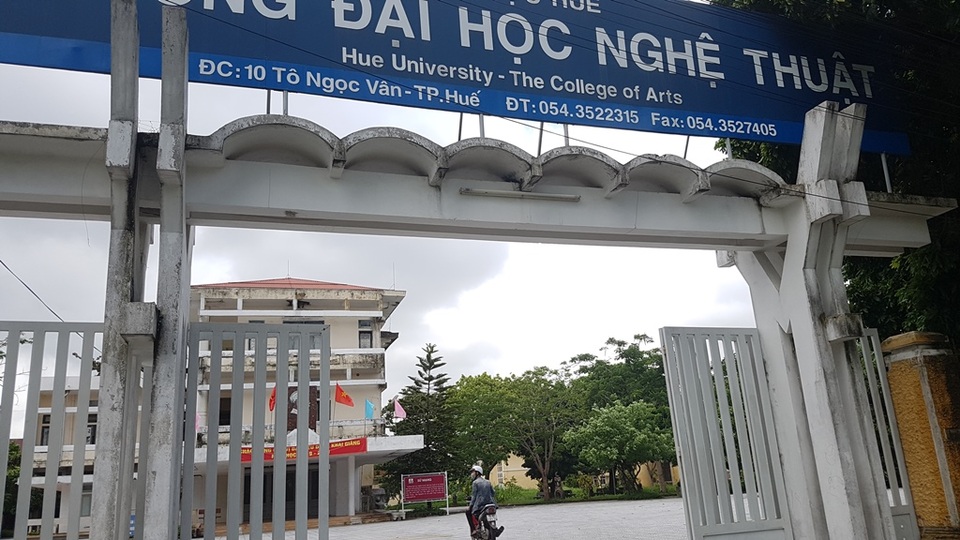 Hàng chục giảng viên, cán bộ trường ĐH Nghệ thuật, ĐH Huế bị chấm dứt hợp đồng - 1 Hàng chục giảng viên, cán bộ trường ĐH Nghệ thuật, ĐH Huế bị chấm dứt hợp đồng - 1