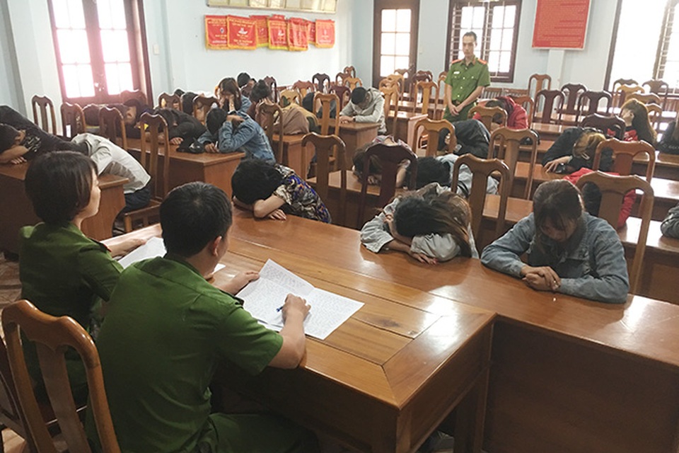 16 thiếu nữ bị bắt quả tang đang sử dụng ma túy tại quán karaoke - 1