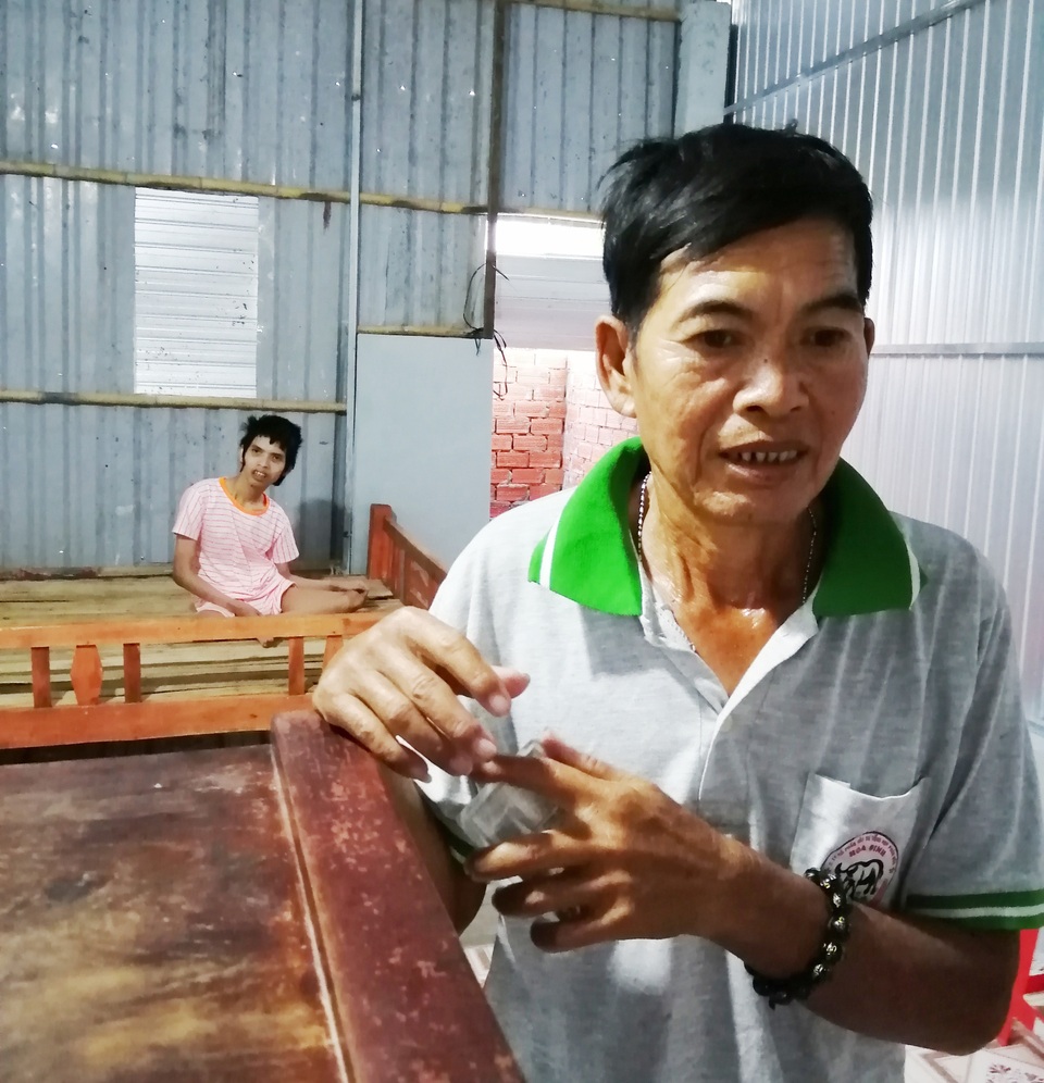 Bạn đọc Dân trí xây nhà tặng người cha cảnh gà trống bệnh tật nuôi con tật nguyền - 1 Bạn đọc Dân trí xây nhà tặng người cha cảnh gà trống bệnh tật nuôi con tật nguyền - 1