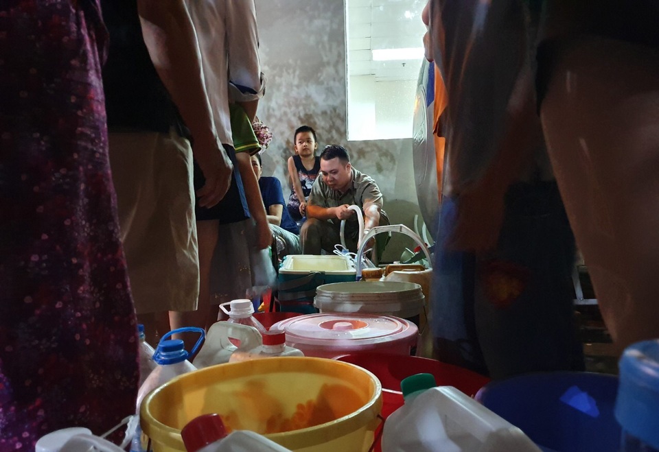 Dân Hà Nội xếp hàng nhiều giờ trong đêm, chờ đong từng chai nước về dùng - 2 Dân Hà Nội xếp hàng nhiều giờ trong đêm, chờ đong từng chai nước về dùng - 2