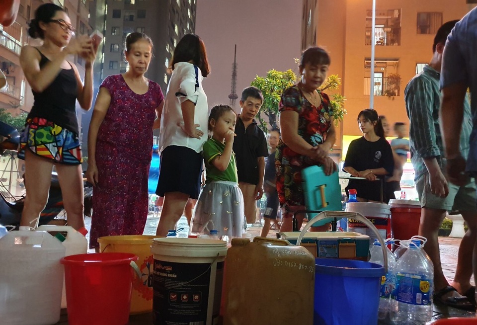 Dân Hà Nội xếp hàng nhiều giờ trong đêm, chờ đong từng chai nước về dùng - 8 Dân Hà Nội xếp hàng nhiều giờ trong đêm, chờ đong từng chai nước về dùng - 8