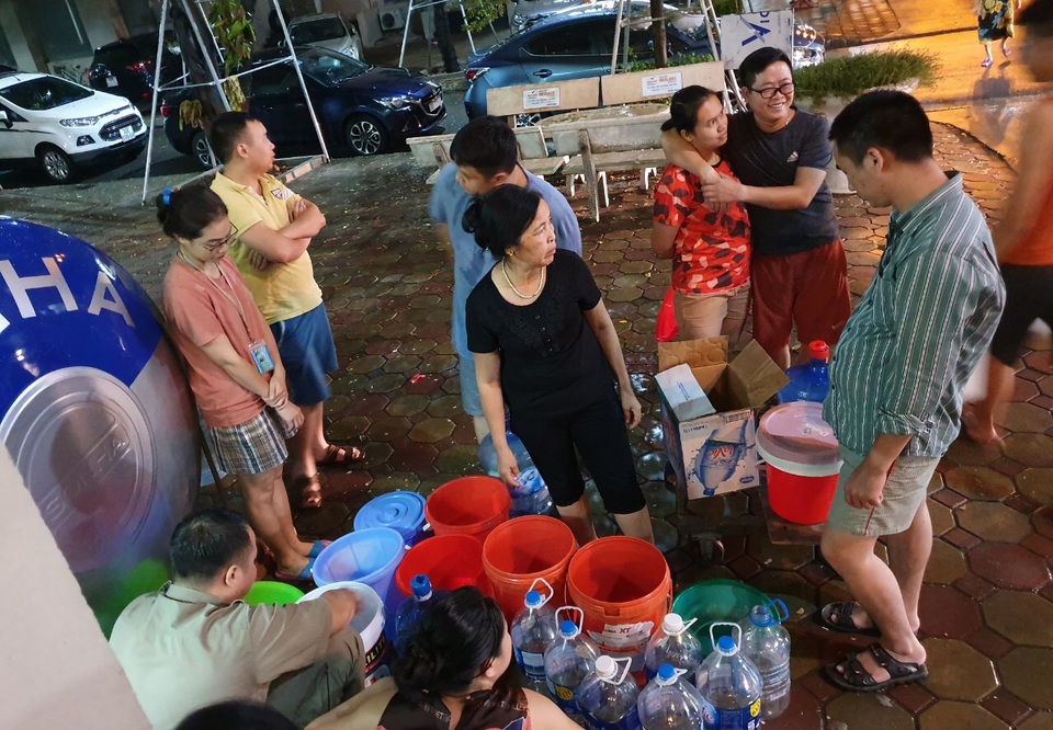Dân Hà Nội xếp hàng nhiều giờ trong đêm, chờ đong từng chai nước về dùng - 11 Dân Hà Nội xếp hàng nhiều giờ trong đêm, chờ đong từng chai nước về dùng - 11